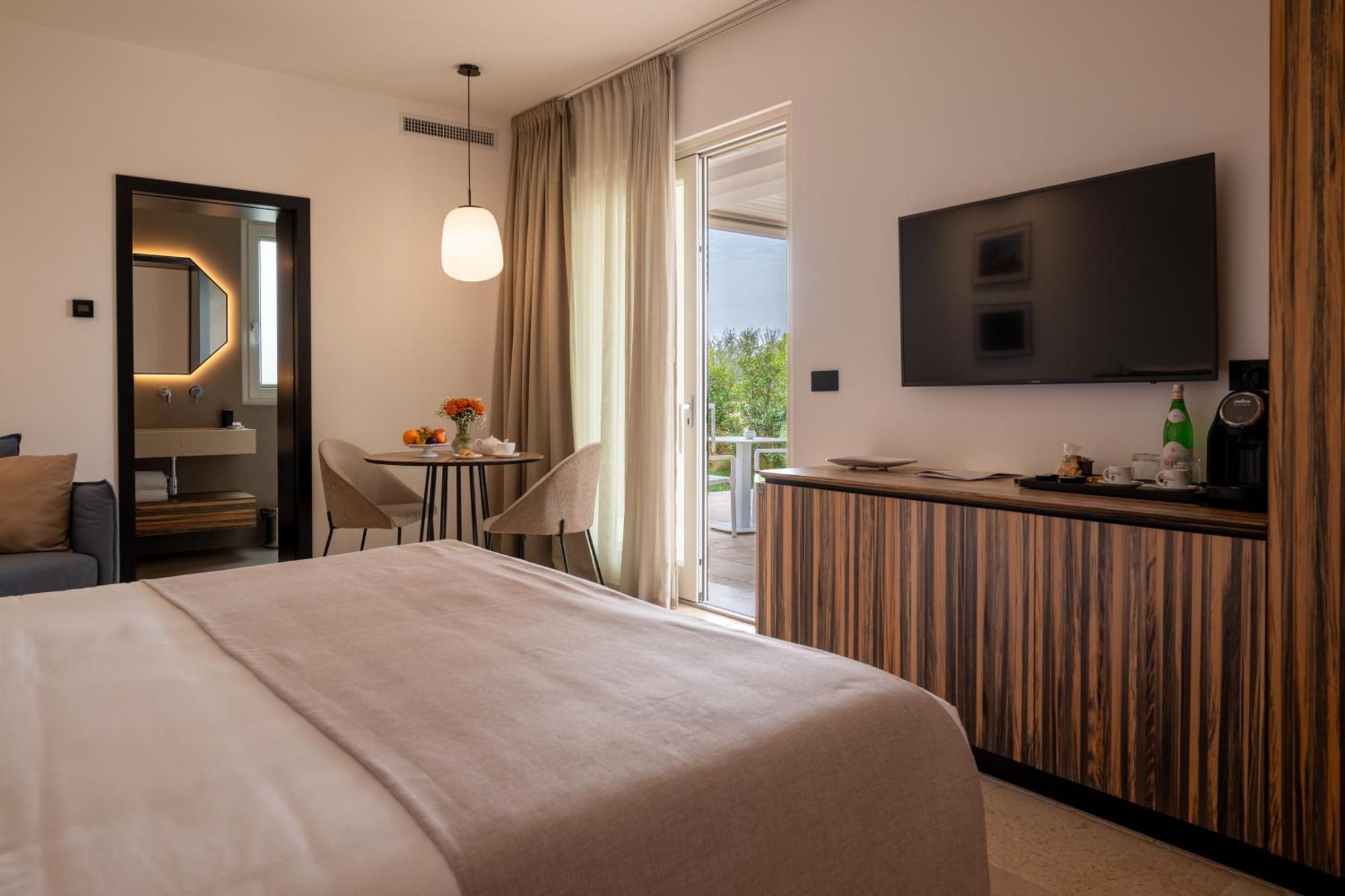 Essenza Relais Contemporaneo Bed & Breakfast Чистернино Екстериор снимка